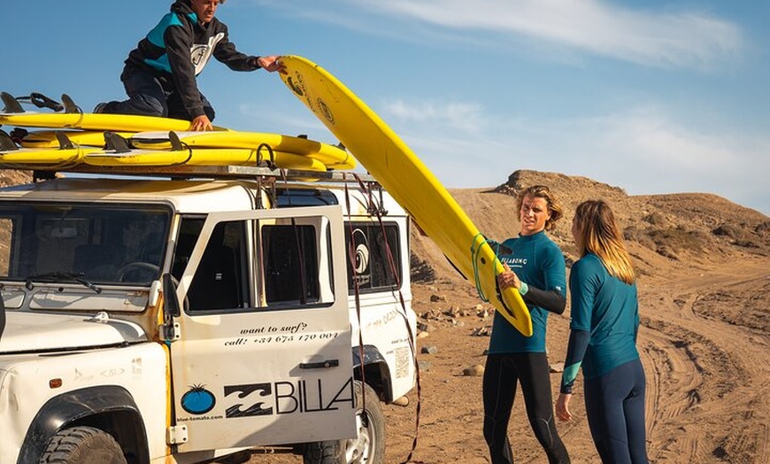 Image 20: Aprende a surfear en las interminables playas del sur de Fuerteventura