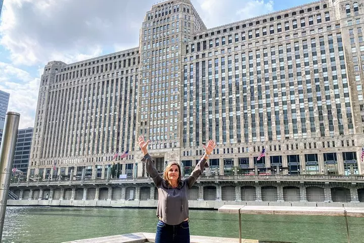 Chicago Riverwalk Architecture Walking Tour and Discover Skyline