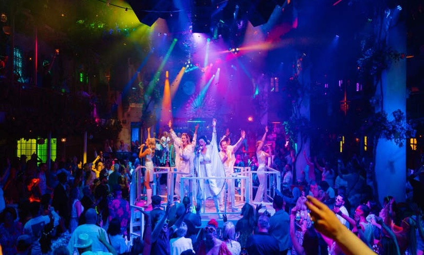 Image 15: ✈ GROßBRITANNIEN | London - Mama Mia The Party: Aufenthalt im TRIBE...