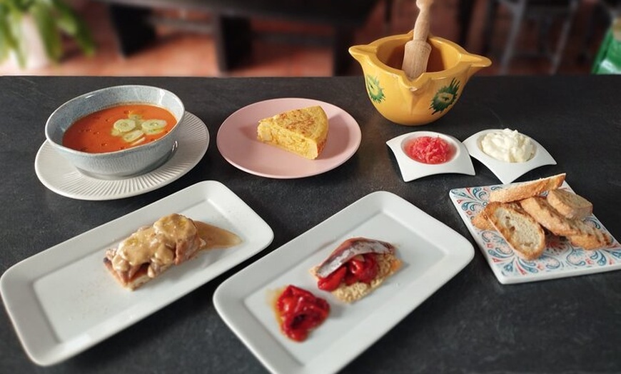 Image 8: Clase de Cocina de Tapas Española con Música de Guitarra en Vivo