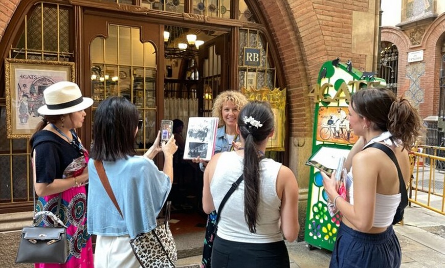Image 1: Visita guiada a pie y visita al museo de Barcelona Picasso