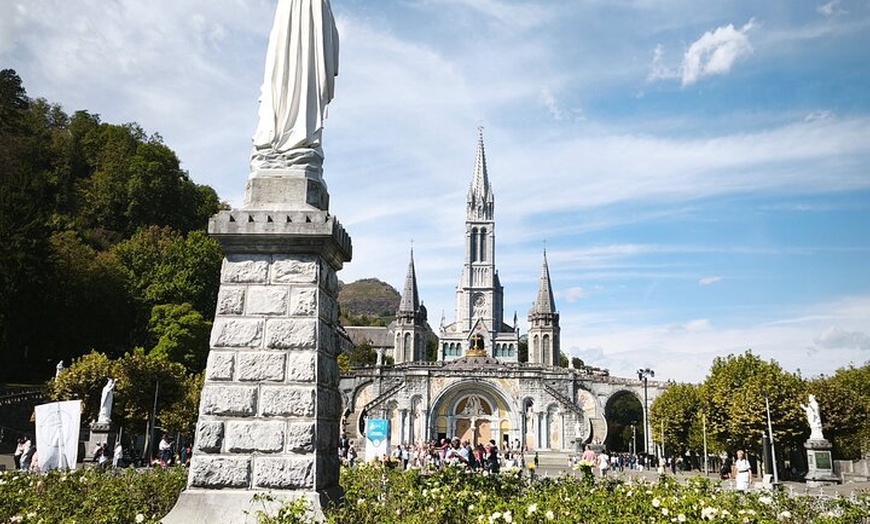 Image 34: Experimente Lourdes con un tour privado y un cómodo transporte