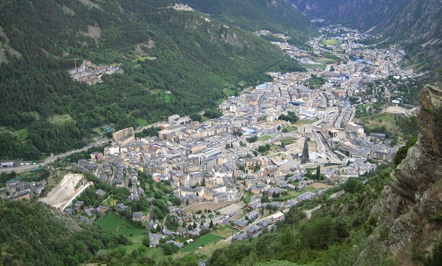 Image 8: Excursión privada de un día de Barcelona a Andorra – Cómodo coche a...