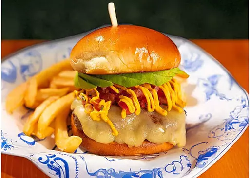 5% Cash Back at 305 Degrees Burgers Hollywood