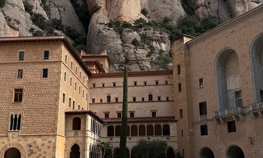 Image 2: Visita guiada a Montserrat desde Barcelona + Acceso a la Basílica