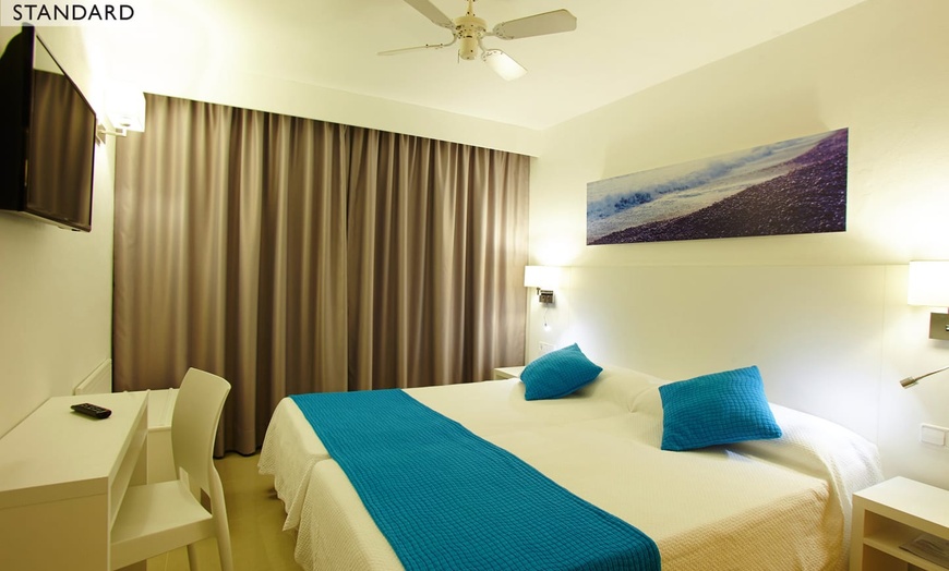 Image 7: ✈ IBIZA | Bahía de Sant Antoni - Aparthotel Nereida 3* - Tout inclus