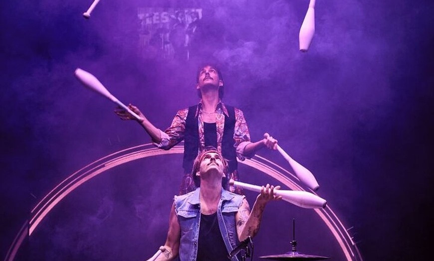 Image 11: Wintergarten Varieté "FLYING LIGHTS" inkl. Flying Steps