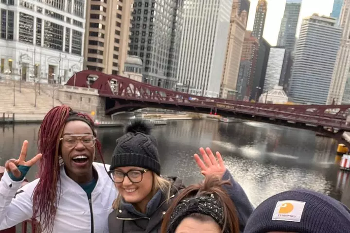 Chicago Riverwalk Architecture Walking Tour and Discover Skyline