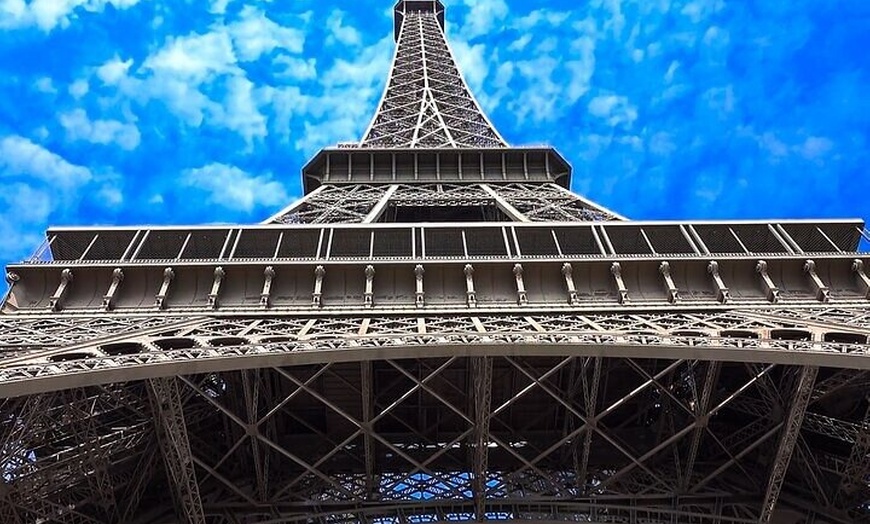 Image 3: Déjeuner à la Tour Eiffel, croisière sur la Seine et visite du Louvre