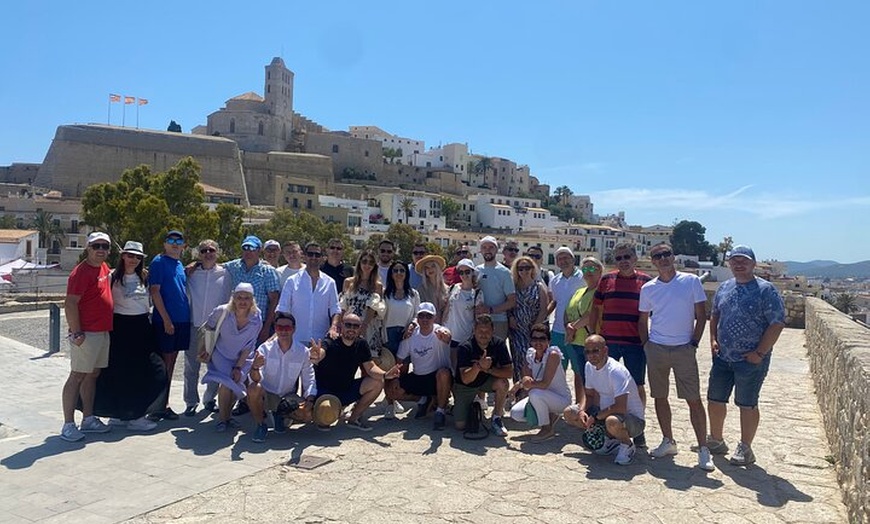Image 12: Visita Nocturna Guiada a Dalt Vila Ibiza con Copa de Sangría