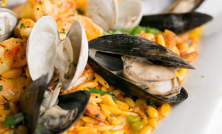 Image 12: Tour por el mercado y cocina de paella con vino en el centro de Bar...