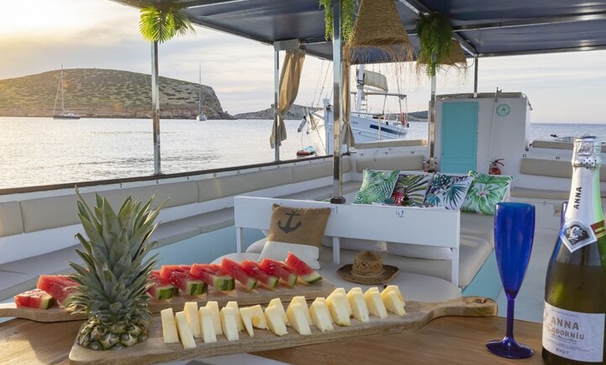 Image 3: Crucero por la playa y deportes acuáticos, tapas, bebidas y frutas.