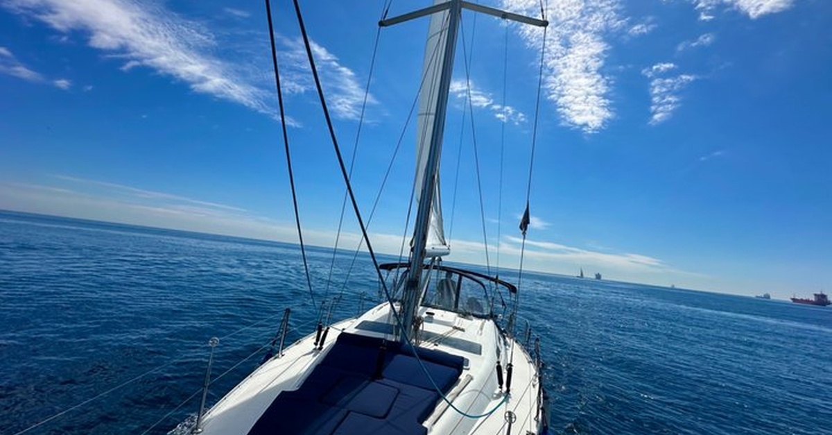 Paseo privado en velero en Barcelona