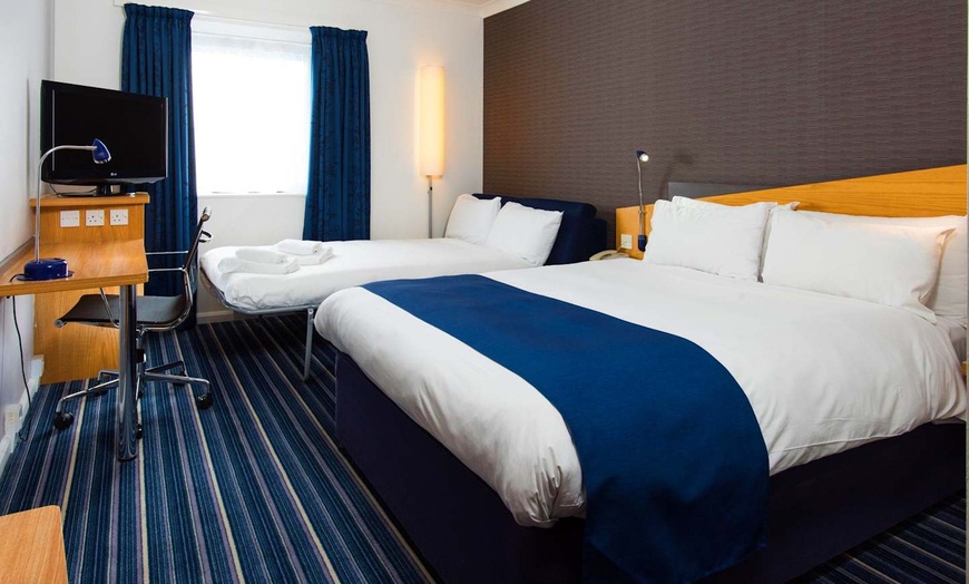 Image 4: ✈ WIELKA BRYTANIA | Londyn - Holiday Inn Express London - Wandswort...
