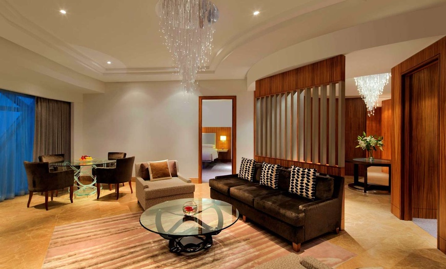 Image 13: ✈ EMIRATS ARABES UNIS | Abu Dhabi - Andaz Capital Gate Abu Dhabi av...