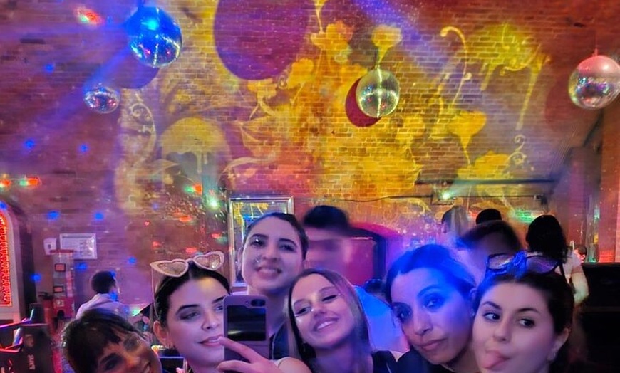 Image 9: Bar & Party Tour mit Free Shots & VIP Club Zugang