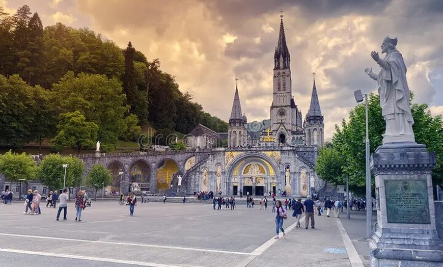 Image 3: Excursion d'une journée à Lourdes au départ de Paris Sanctuaires et...