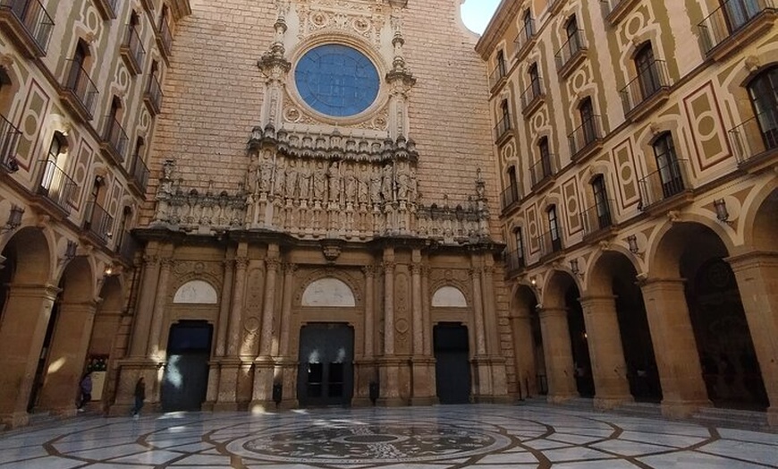Image 8: Senderismo en Montserrat y Visita al Monasterio en Grupo Reducido