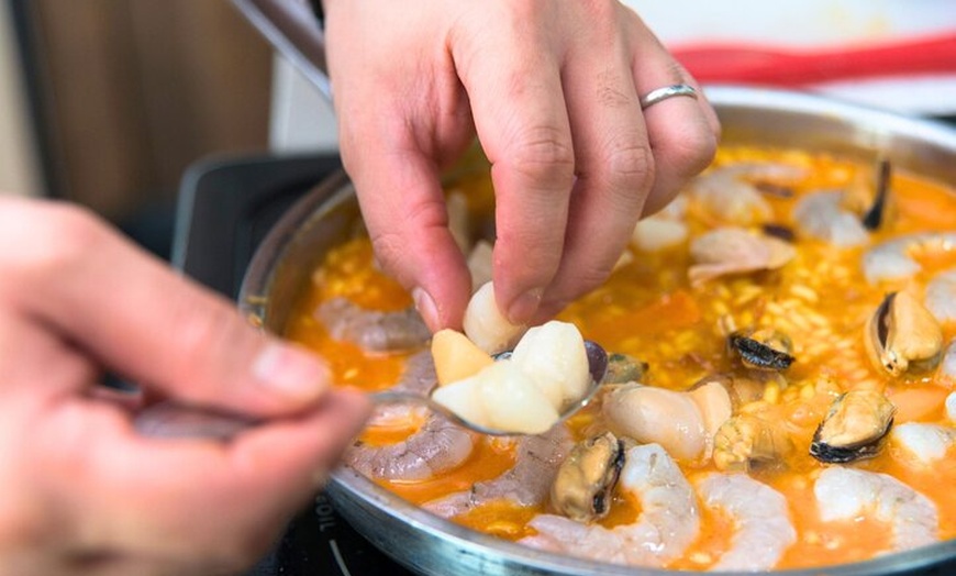 Image 2: Clase de Cocina de Paella de Mariscos en Barcelona