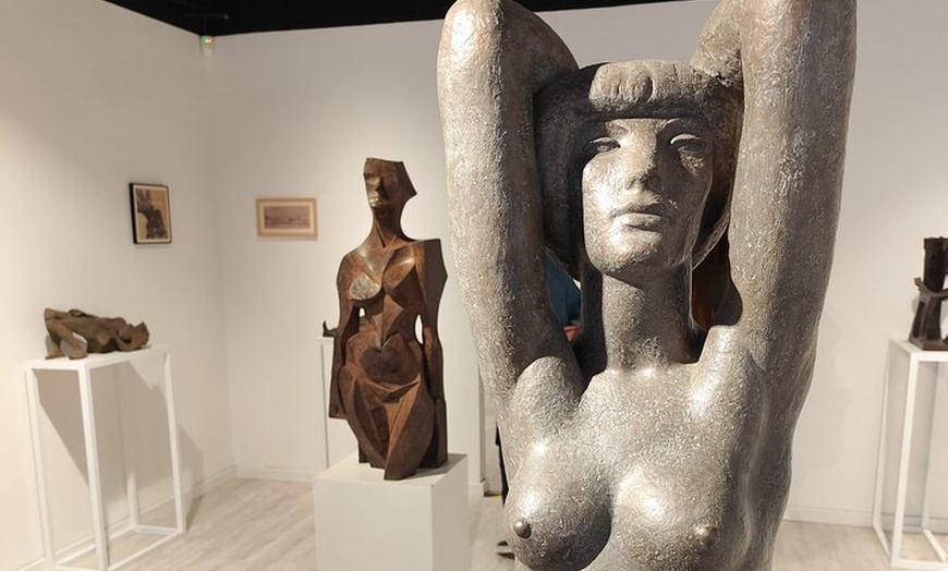 Image 7: Tour privado de galerías de arte con vino en el barrio de arte de B...