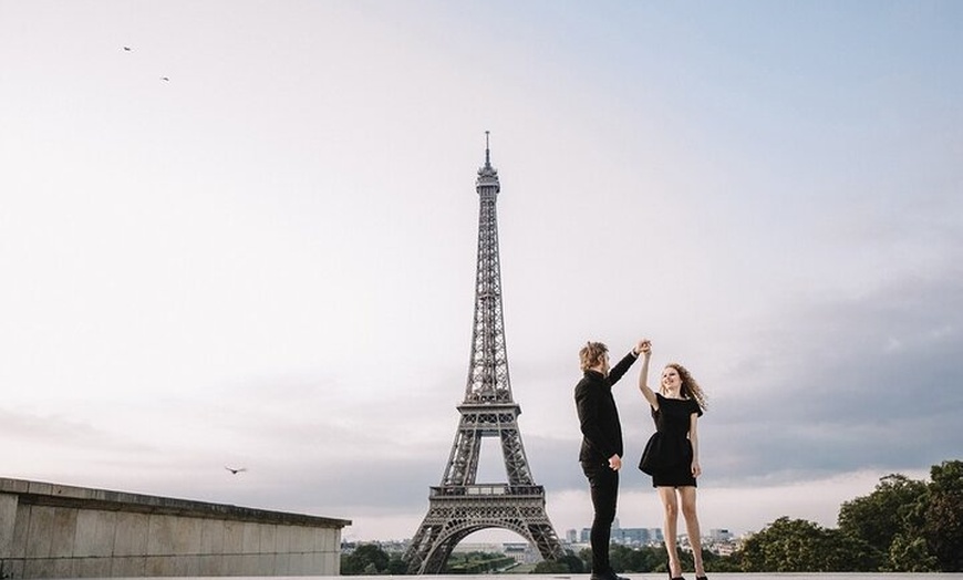 Image 1: Visite de l'ascenseur de la Tour Eiffel au deuxième étage et option...