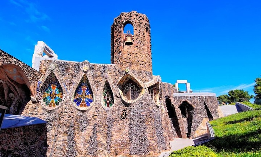 Image 4: Gaudí Unveiled & Premium Wine Escape - Tour Privado