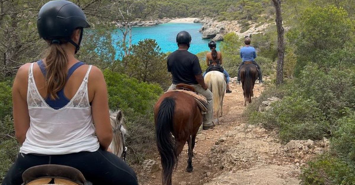 Paseo a caballo hasta Cala Mitjana en Menorca
