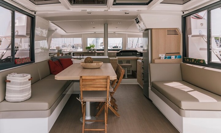 Image 9: Catamarán de lujo para experiencias privadas en Barcelona