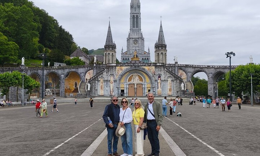 Image 22: Experimente Lourdes con un tour privado y un cómodo transporte