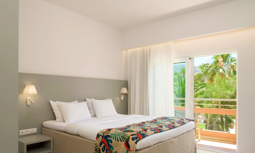 Image 2: ✈ CRÈTE | Malia - High Beach Resort 5* - Tout inclus