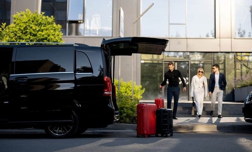 Image 2: Transfert privé de l'aéroport CDG ou ORLY à la ville de Paris