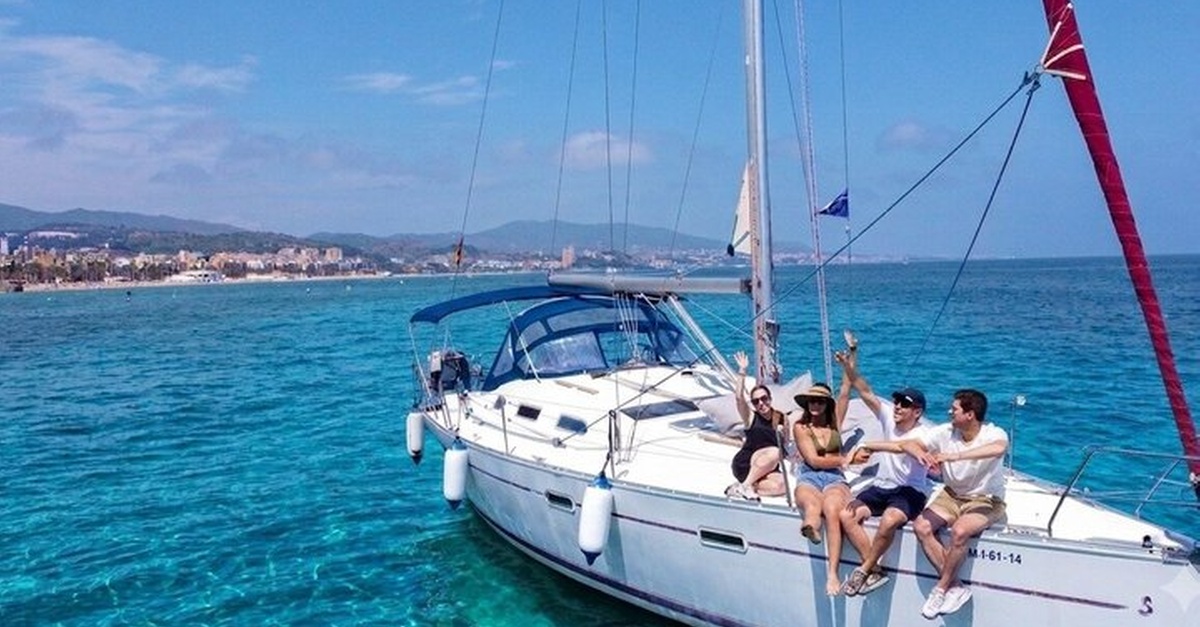 Salida privada en velero por Barcelona