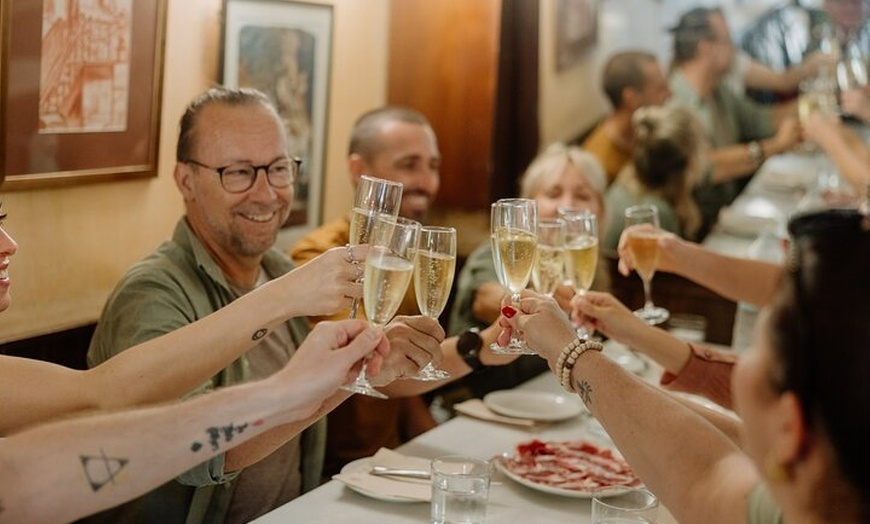 Image 2: Tour gótico de tapas y tabernas por Barcelona