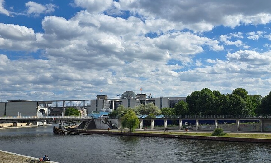 Image 10: Berlin VIP TOUR - Private Bus Tour inklusive Chauffeur und Guide