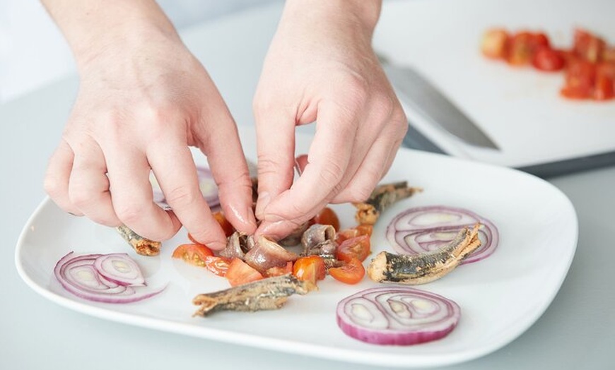 Image 6: Clase de cocina tradicional de tapas + maridaje de vinos (6 platos)