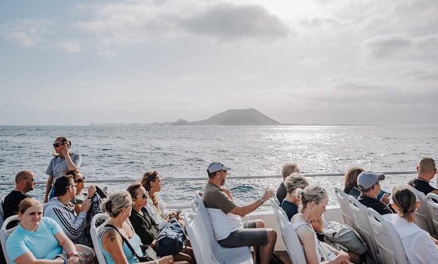 Image 4: Lanzarote:billete en barco a Fuerteventura con wifi gratis