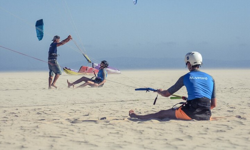 Image 6: Clases de kitesurf en Tarifa - Clases semi-privadas para todos los ...