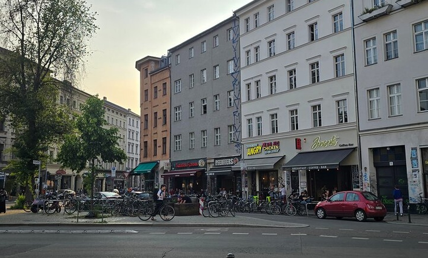 Image 29: Berlin VIP TOUR - Private Bus Tour inklusive Chauffeur und Guide