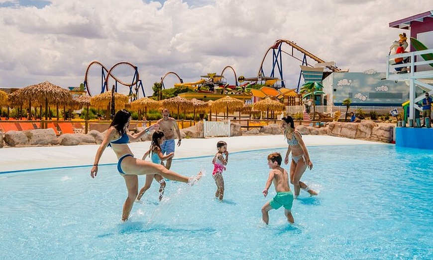 Image 3: Entrada Parque Warner Beach Madrid