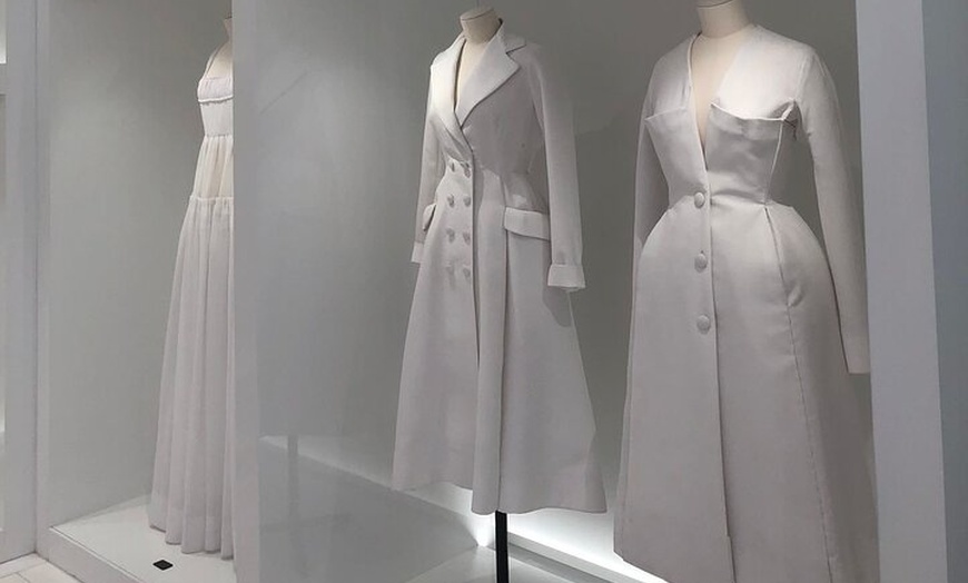 Image 2: Relooking de Paris avec des experts locaux de la mode
