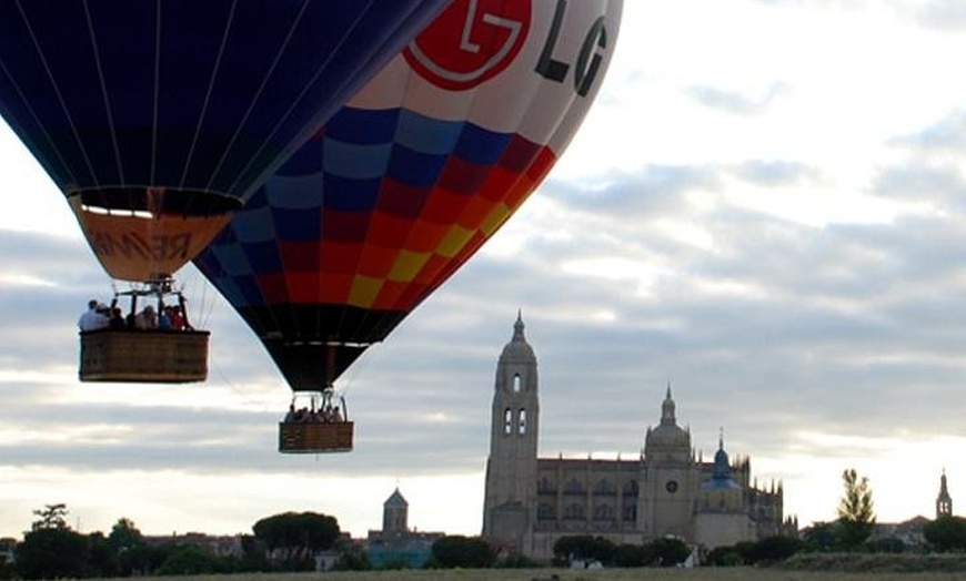 Image 4: Segovia desde los cielos: Paseo en globo al amanecer