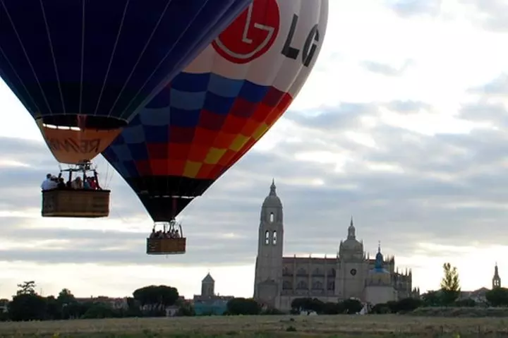 Segovia desde los cielos: Paseo en globo al amanecer