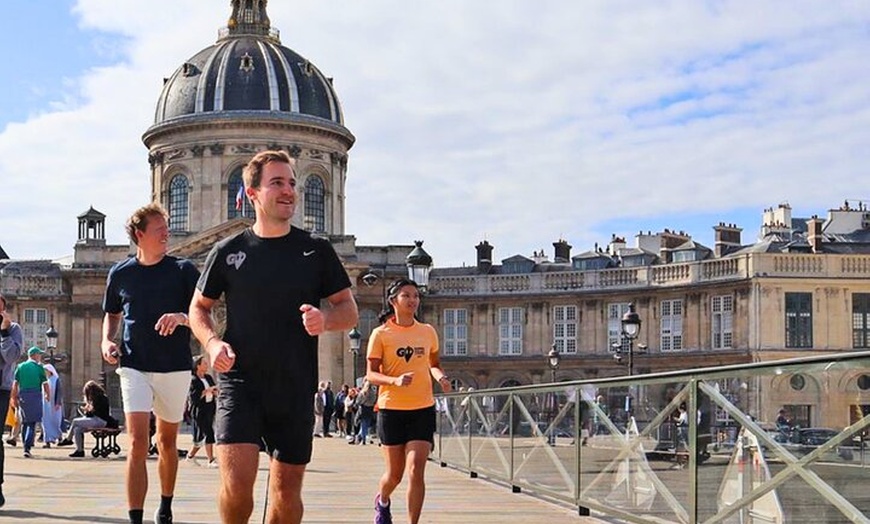Image 1: Courez les principaux sites touristiques de Paris avec un local: 8K...
