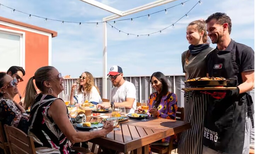 Image 27: Barbacoa Paella en una terraza en Barcelona con un chef