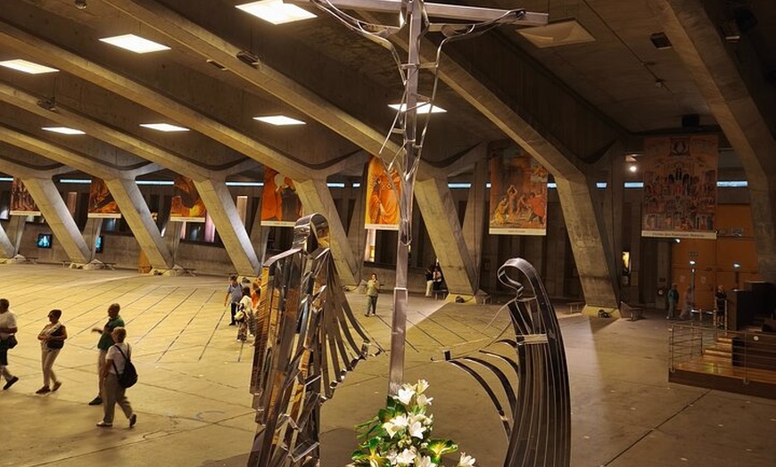 Image 24: Experimente Lourdes con un tour privado y un cómodo transporte