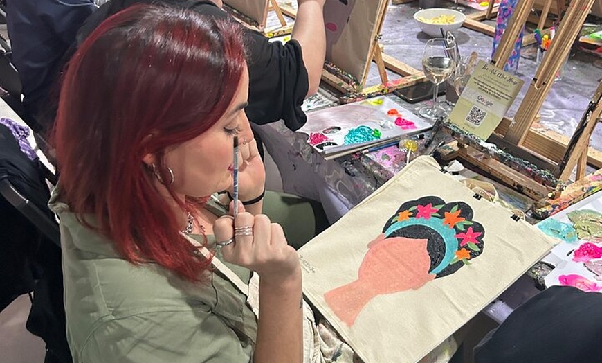 Image 8: Arte y Vino Pinta una Bolsa de Tela Neón y Bebe Vino