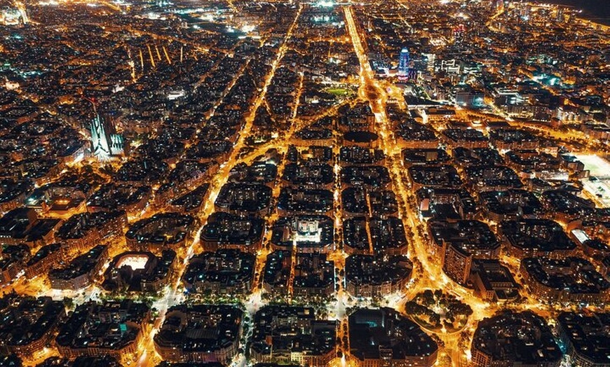 Image 8: Recogida en el aeropuerto privado y tour panorámico por Barcelona