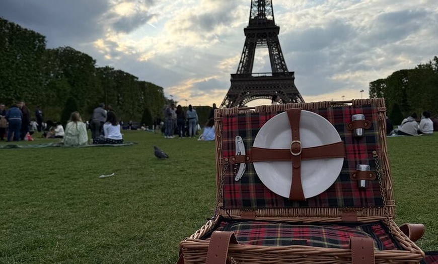 Image 6: Pique-nique gourmand au coucher du soleil devant la Tour Eiffel