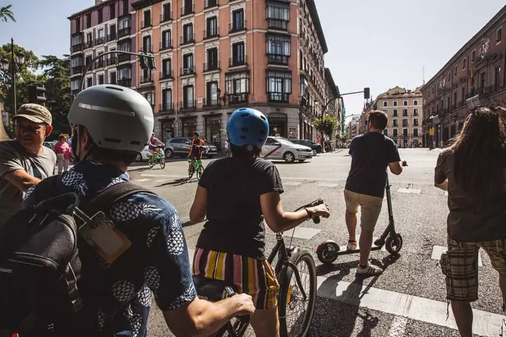 Tour en bici eléctrica por Madrid
(Grupo pequeño - semi Privado)