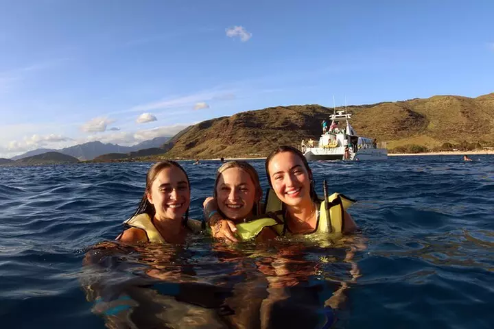 Oahu: Private Sunset Cruise and Dolphin Watch with Hot Buffett